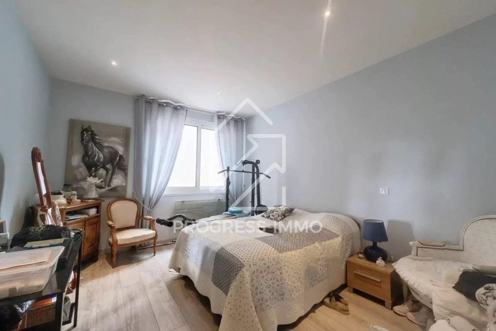 
                                                Vente
                                                 Ensemble Immobilier de 10 Logements et 1 Entrepôt au Centre-ville