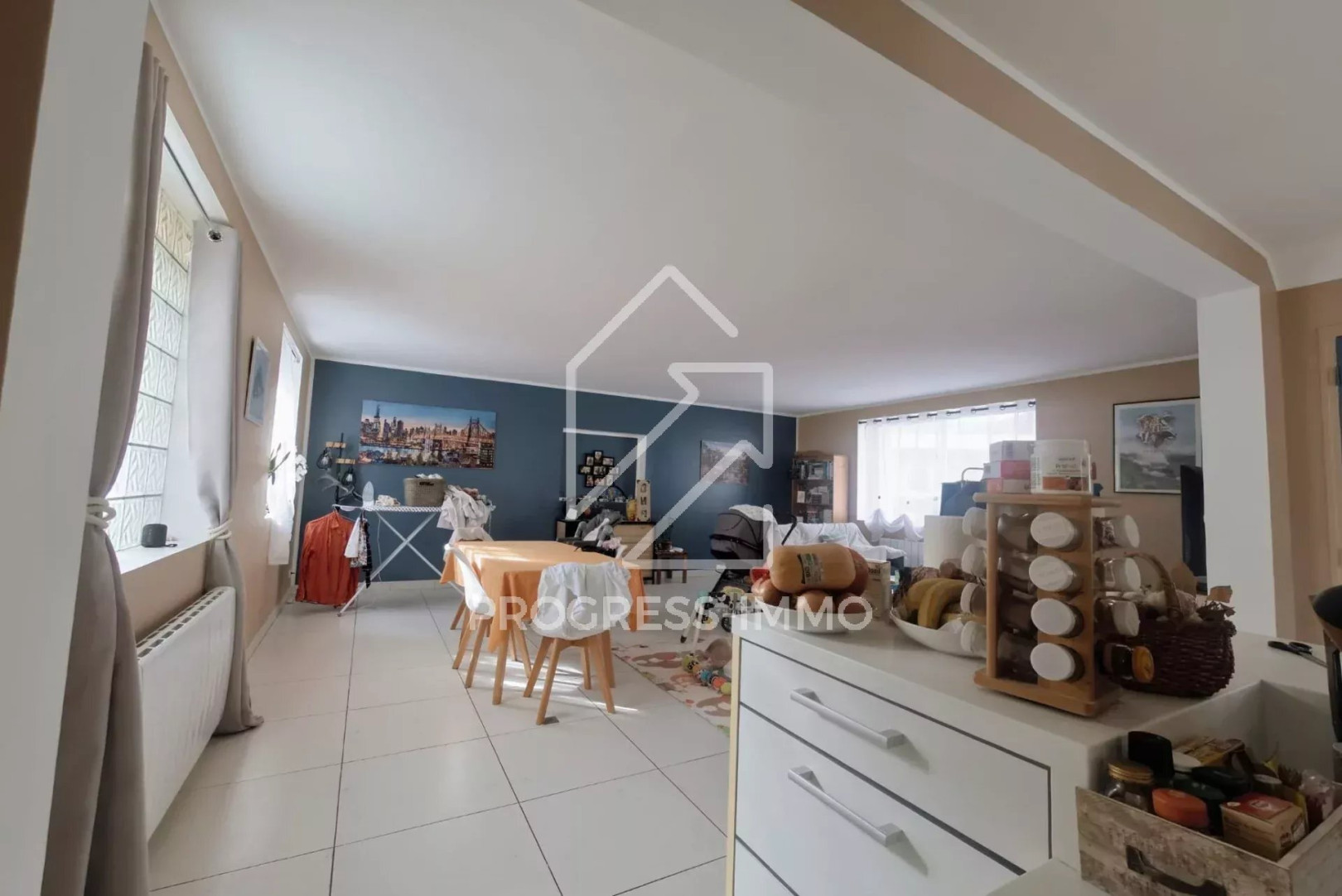 
                                                Vente
                                                 Ensemble Immobilier de 10 Logements et 1 Entrepôt au Centre-ville