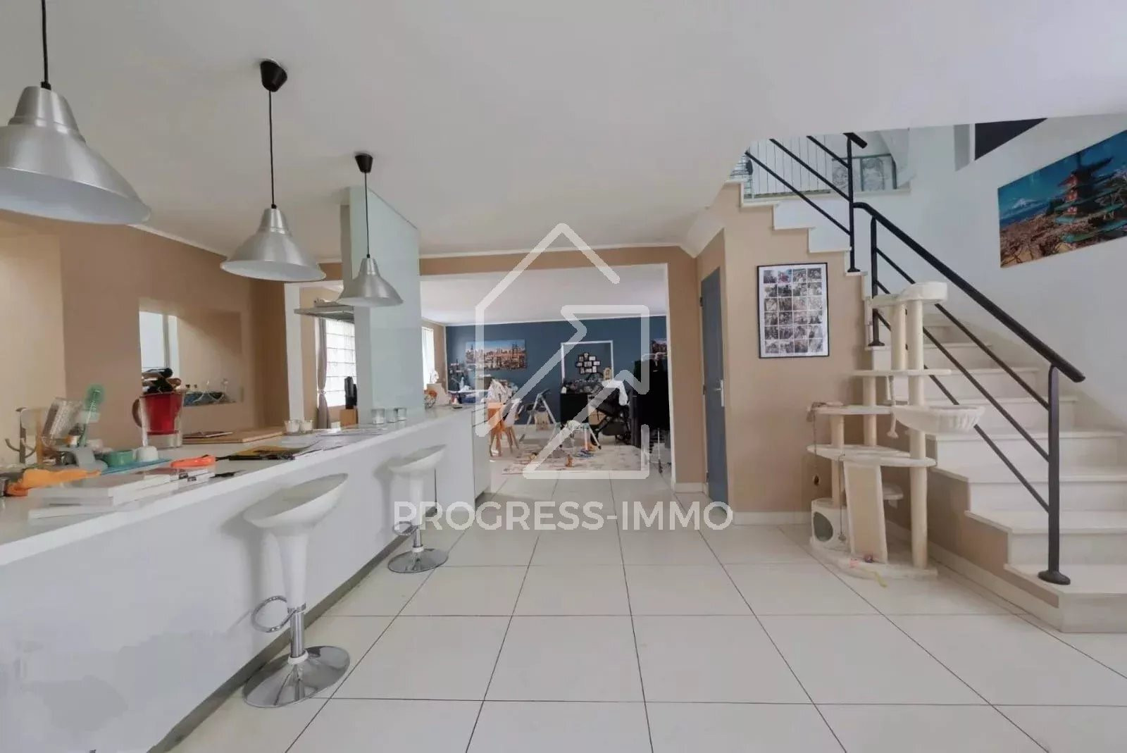 
                                                Vente
                                                 Ensemble Immobilier de 10 Logements et 1 Entrepôt au Centre-ville