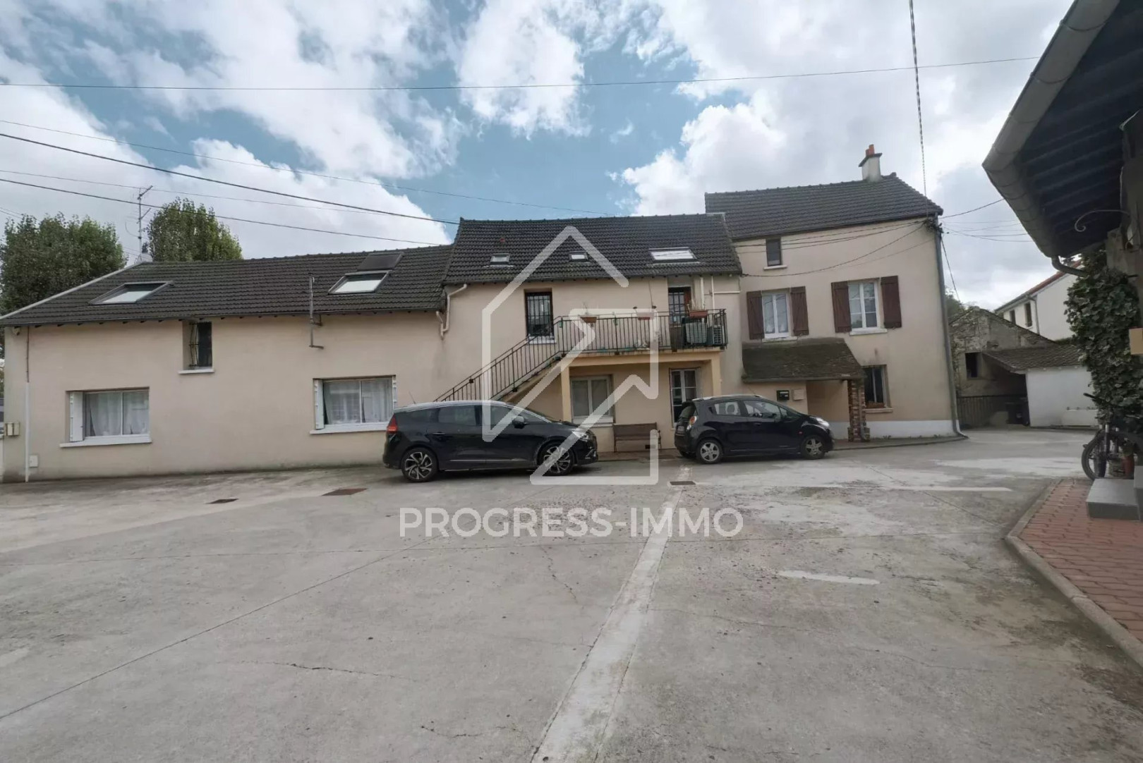 
                                                Vente
                                                 Ensemble Immobilier de 10 Logements et 1 Entrepôt au Centre-ville