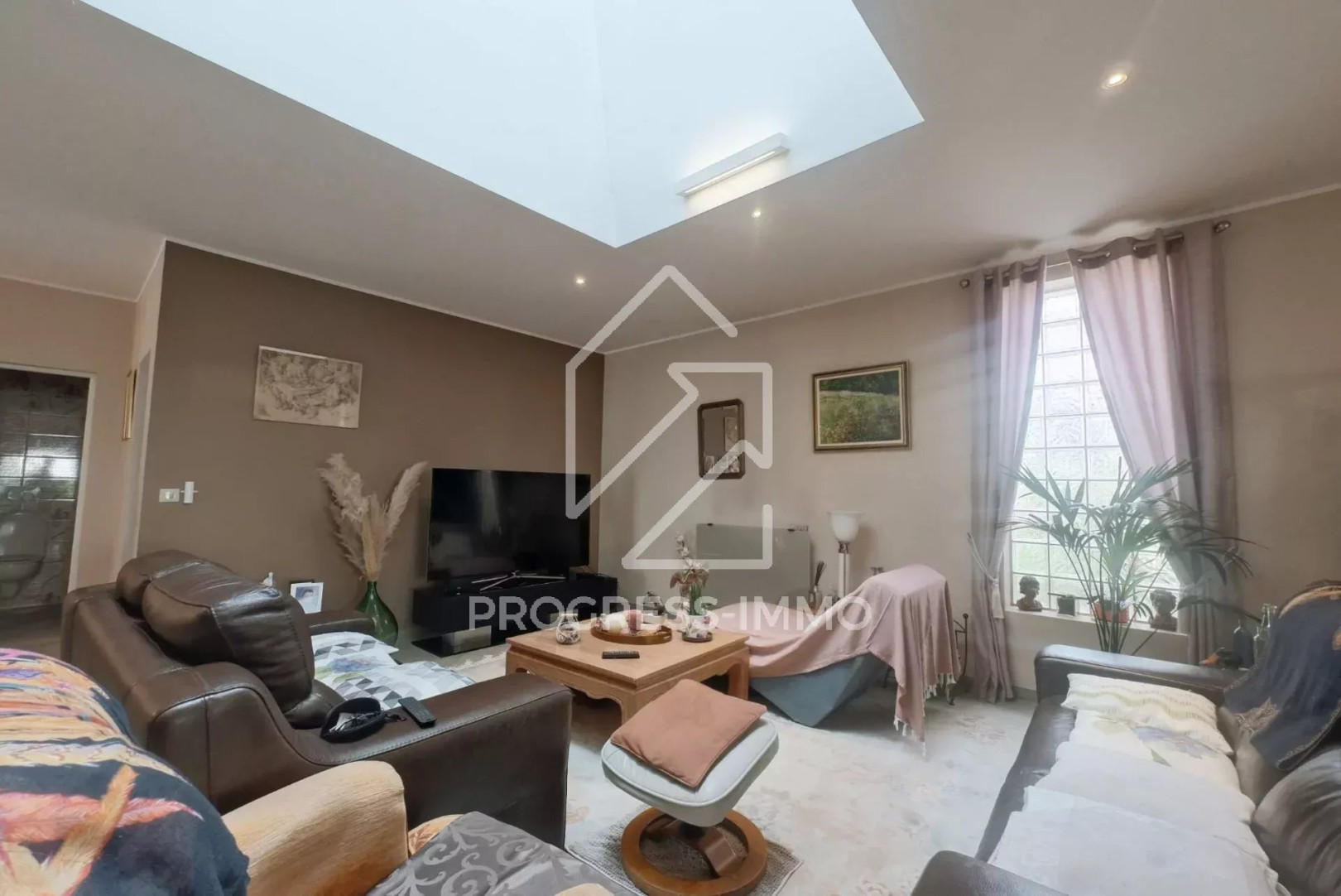 
                                                Vente
                                                 Ensemble Immobilier de 10 Logements et 1 Entrepôt au Centre-ville