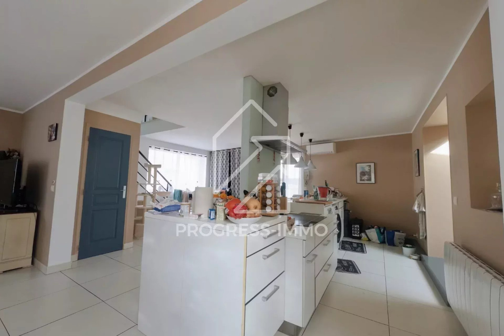 
                                                Vente
                                                 Ensemble Immobilier de 10 Logements et 1 Entrepôt au Centre-ville