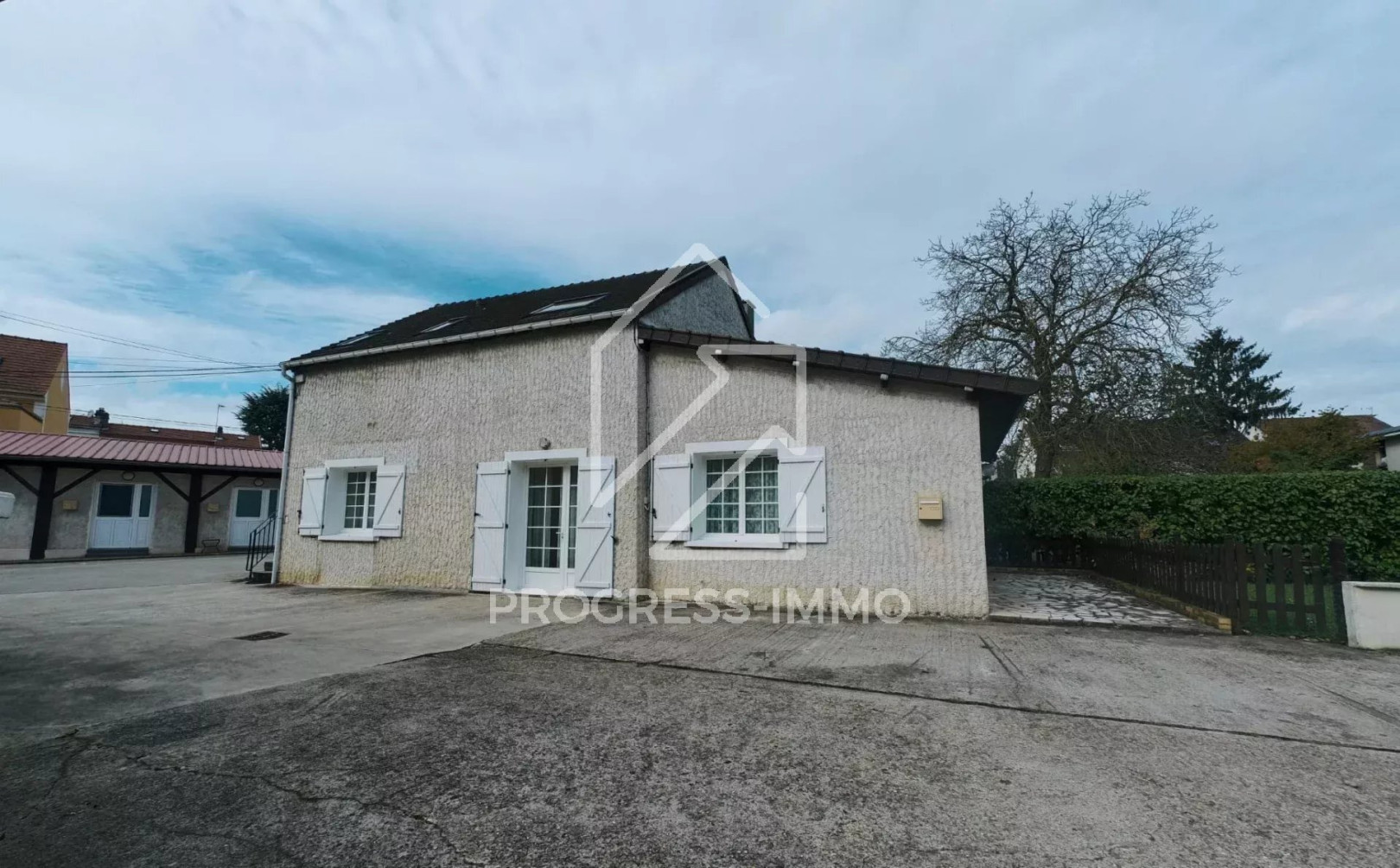 
                                                Vente
                                                 Ensemble Immobilier de 10 Logements et 1 Entrepôt au Centre-ville