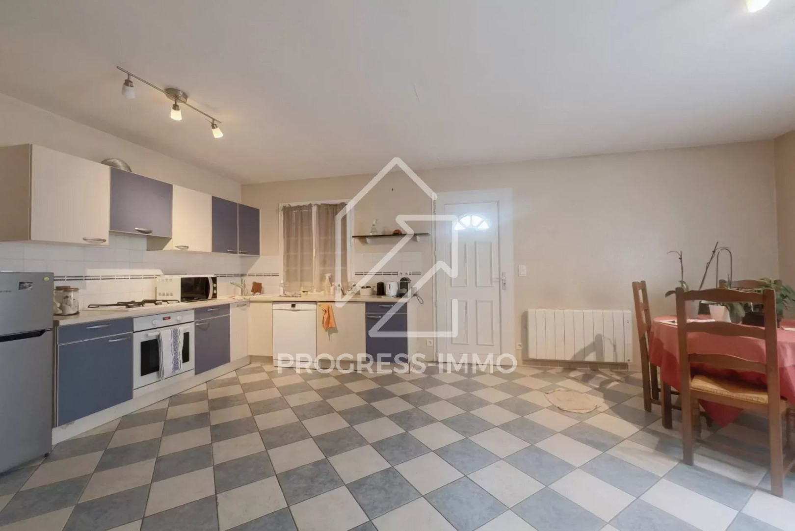
                                                Vente
                                                 Ensemble Immobilier de 10 Logements et 1 Entrepôt au Centre-ville