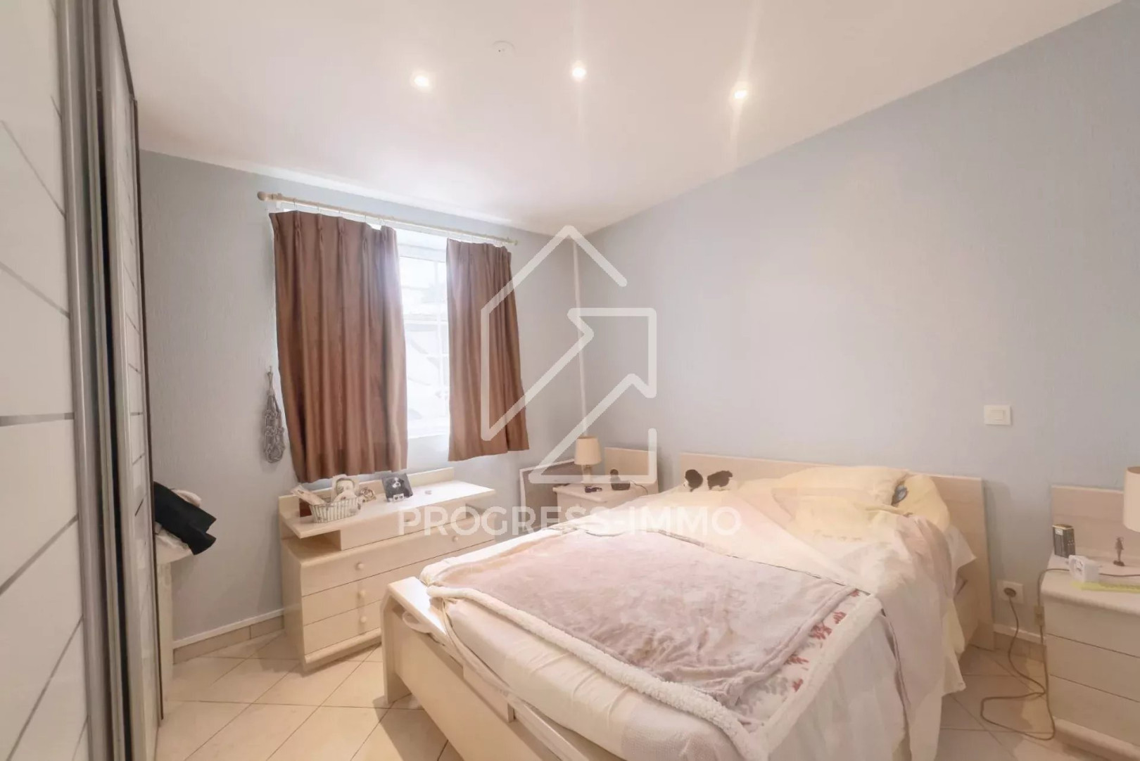 
                                                Vente
                                                 Ensemble Immobilier de 10 Logements et 1 Entrepôt au Centre-ville