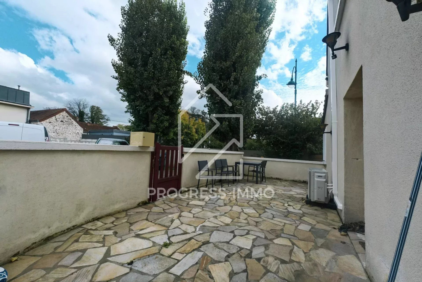 
                                                Vente
                                                 Ensemble Immobilier de 10 Logements et 1 Entrepôt au Centre-ville