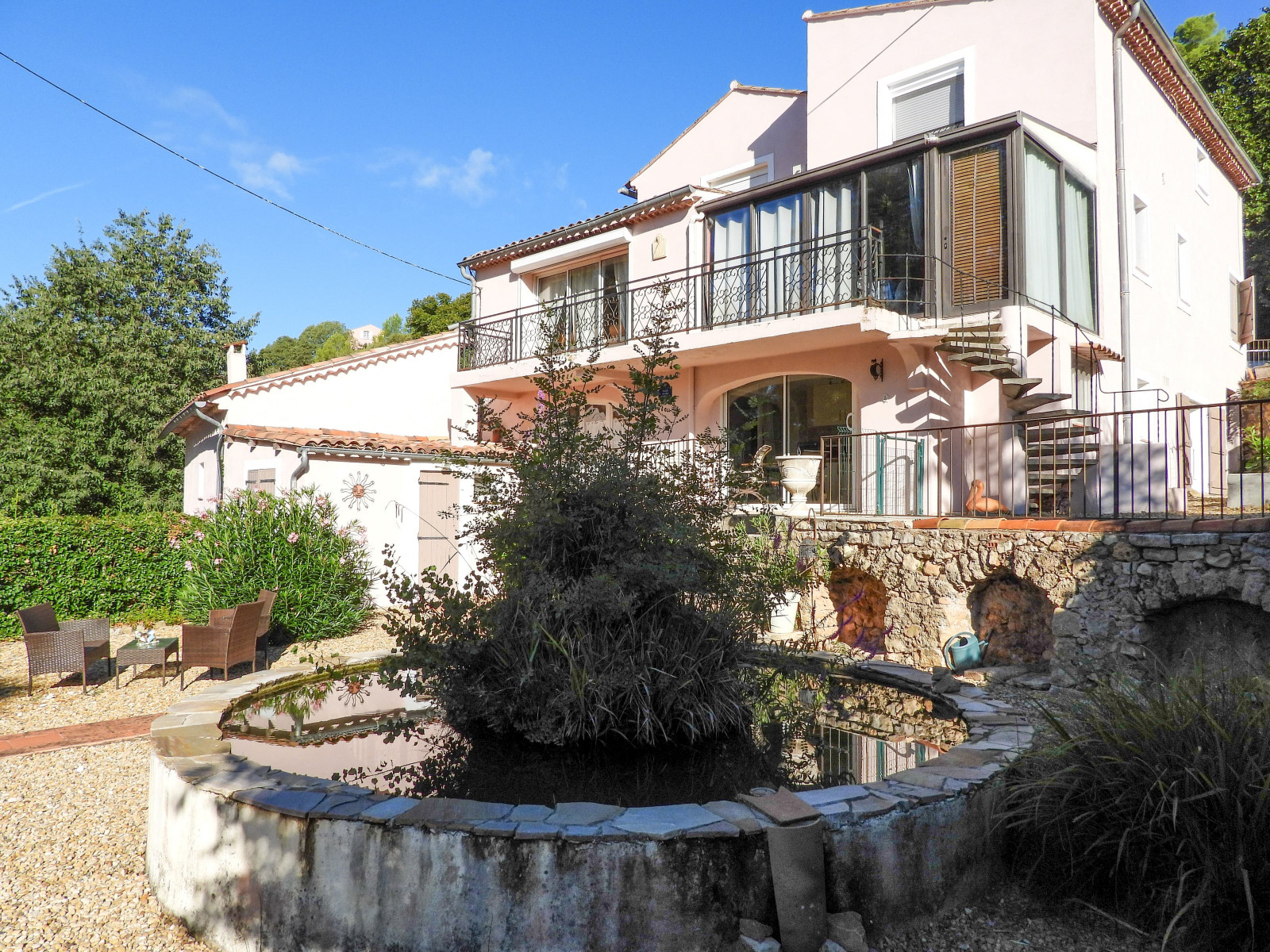 
                                                Vente
                                                 Entrecasteaux - Maison de caractère - Gîtes - Terrain 7733 m2
