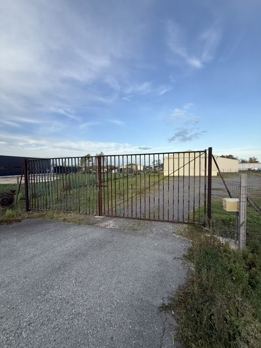 
                                                Vente
                                                 Entrepôt 318m² + terrain à Peujard (33240)