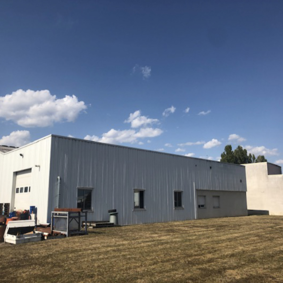 
                                                Vente
                                                 Entrepôt d'une surface de 700 m² à vendre au sud de la Bourgogne