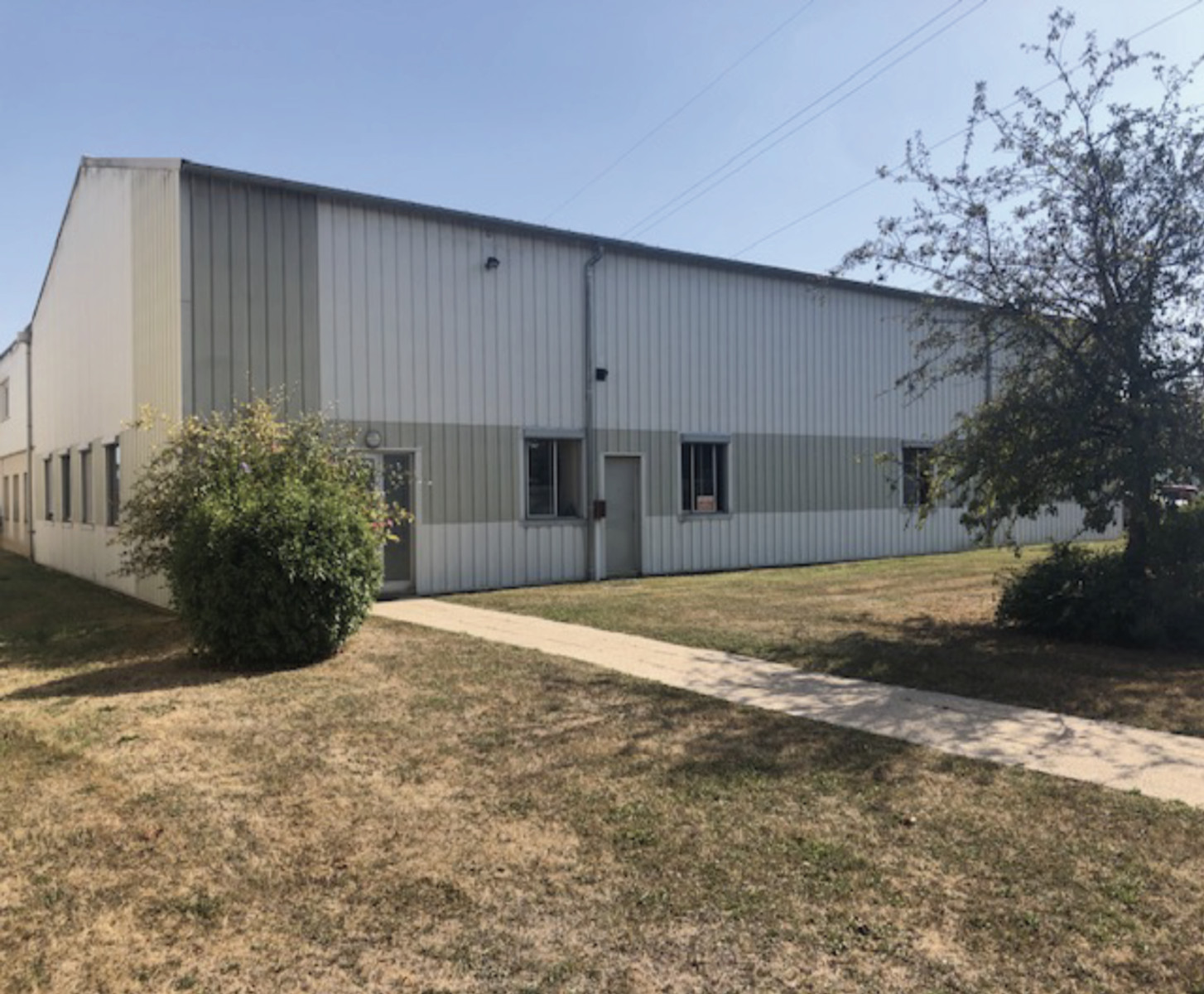 
                                                Vente
                                                 Entrepôt d'une surface de 700 m² à vendre au sud de la Bourgogne