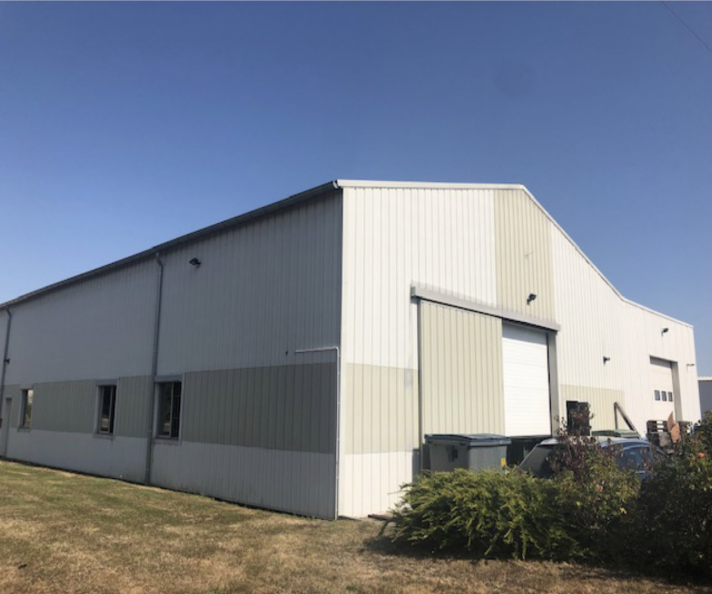 
                                                Vente
                                                 Entrepôt d'une surface de 700 m² à vendre au sud de la Bourgogne