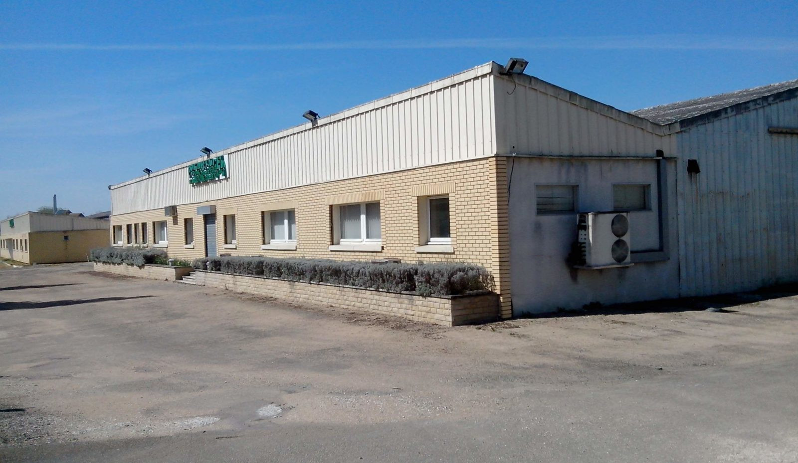 
                                                Vente
                                                 Entrepôt jusqu'à 5600 m² à vendre poche d'Auxerre dans l'Yonne