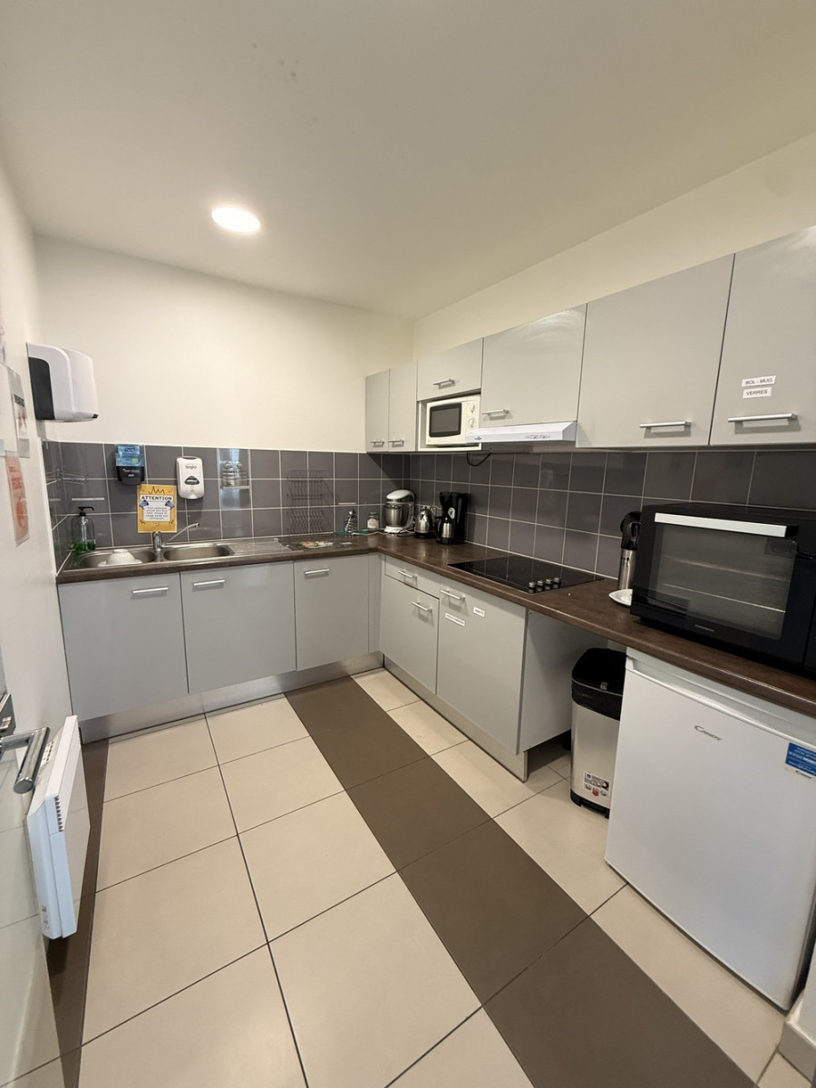 
                                                Location
                                                 🧑‍💻 Espace de coworking à louer