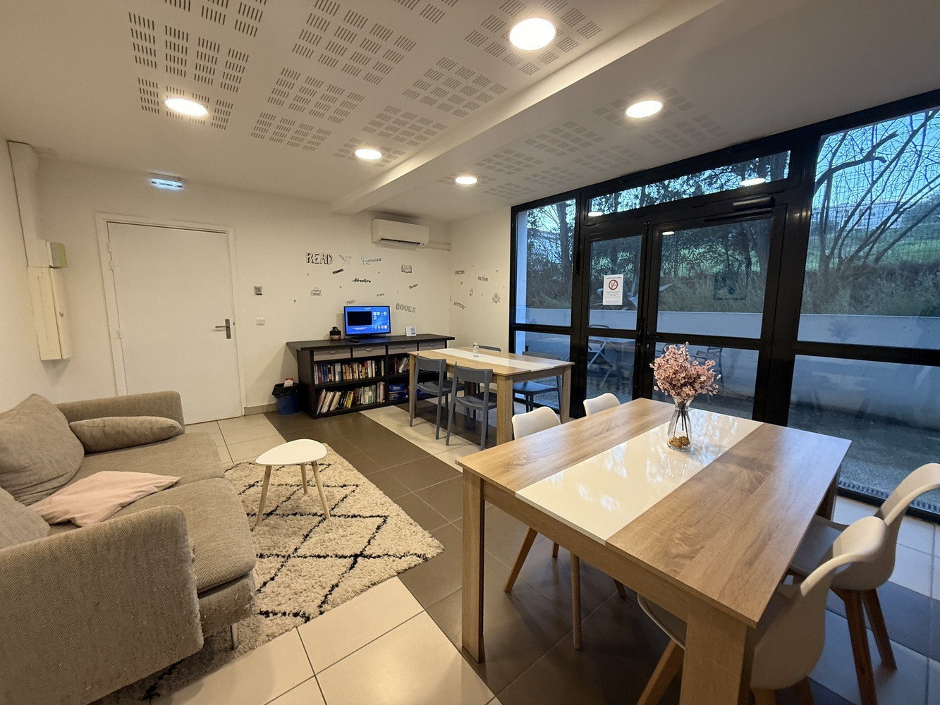 
                                                Location
                                                 🧑‍💻 Espace de coworking à louer