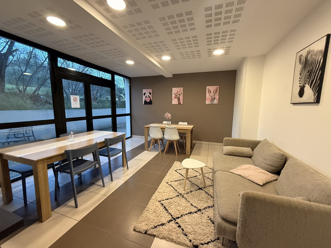 
                                                Location
                                                 🧑‍💻 Espace de coworking à louer