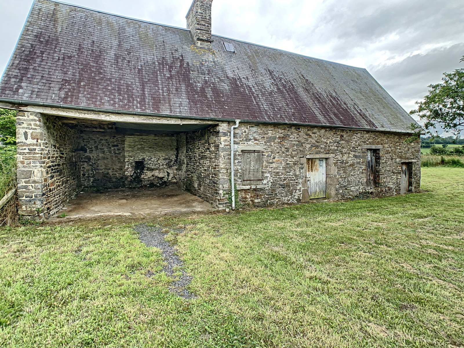 
                                                Vente
                                                 EXCLU - Maison d'habitation avec dépendances 