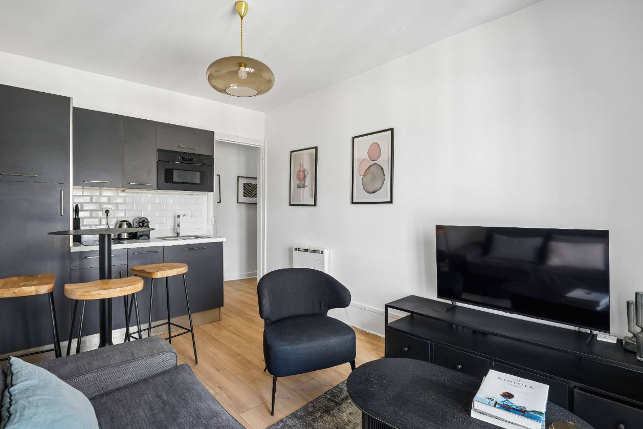 
                                                Vente
                                                 EXCLUSIVITE - 2 P rénové - Lamarck Caulaincourt