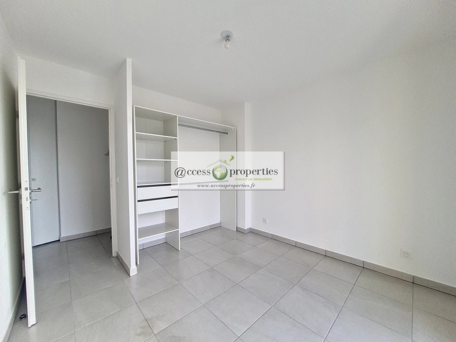 
                                                Location
                                                 EXCLUSIVITE A LOUER appartement 3 pièces vide à l'année avec parking privé