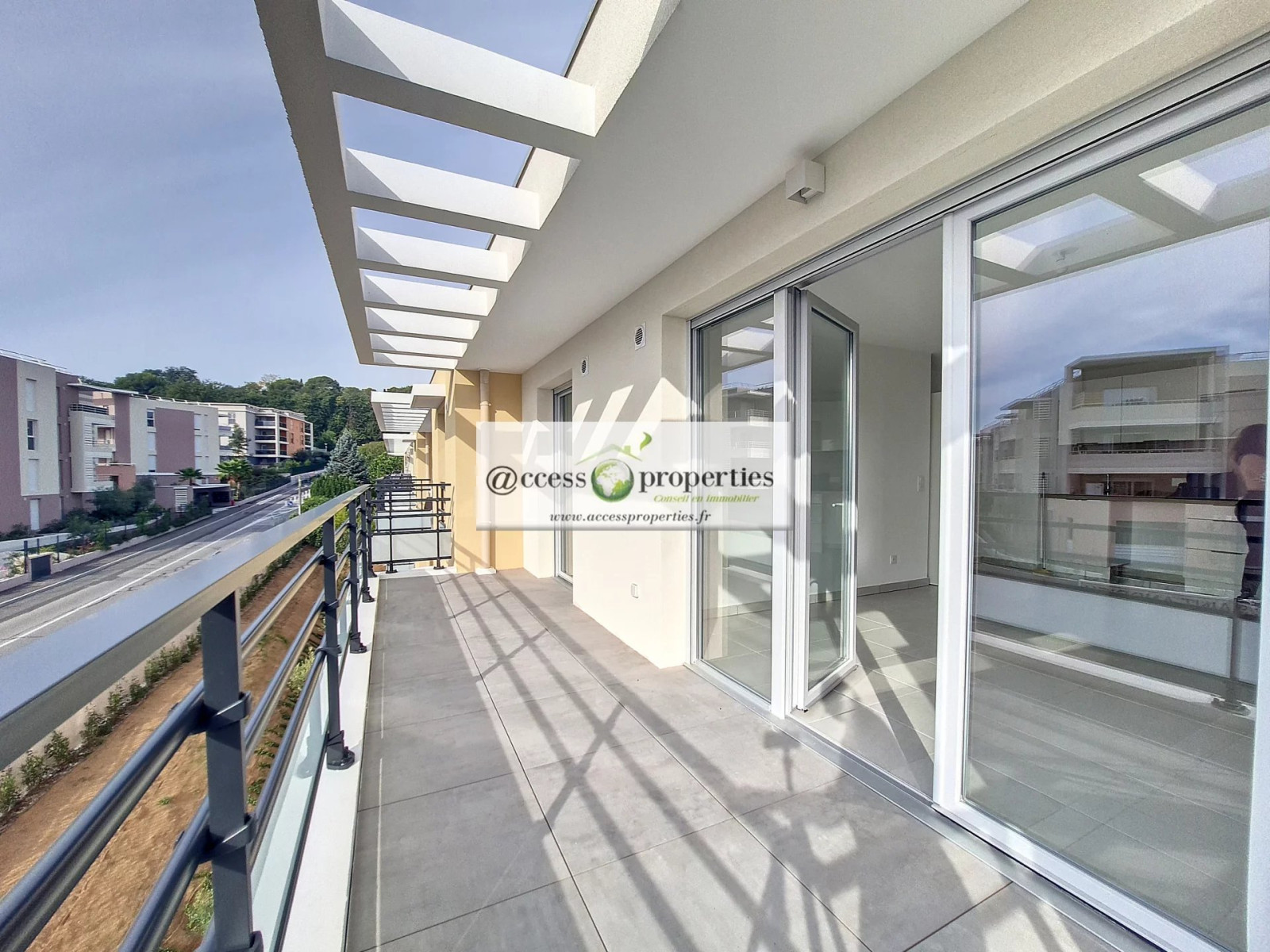 
                                                Location
                                                 EXCLUSIVITE A LOUER appartement 3 pièces vide à l'année avec parking privé