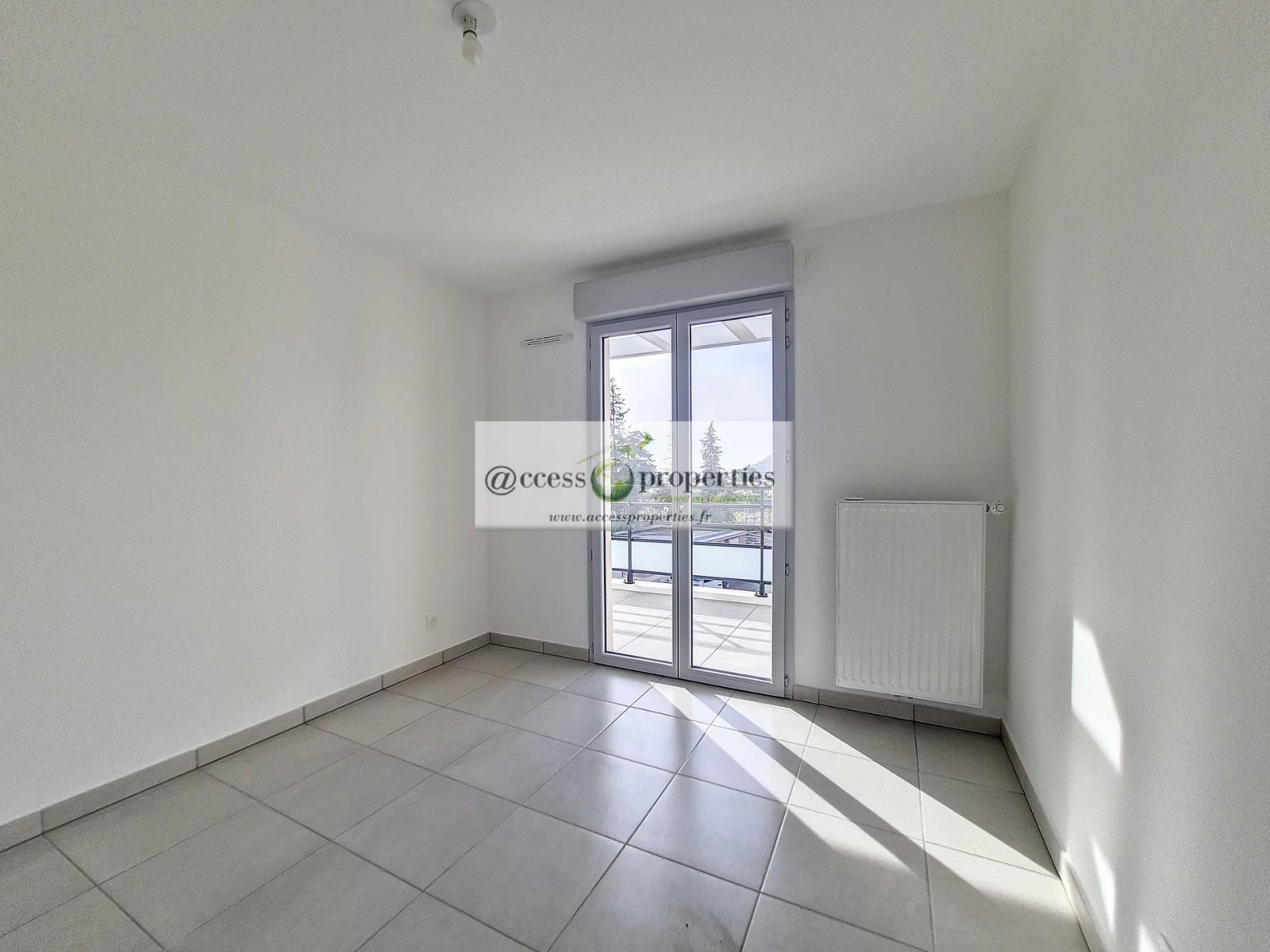 
                                                Location
                                                 EXCLUSIVITE A LOUER appartement 3 pièces vide à l'année avec parking privé