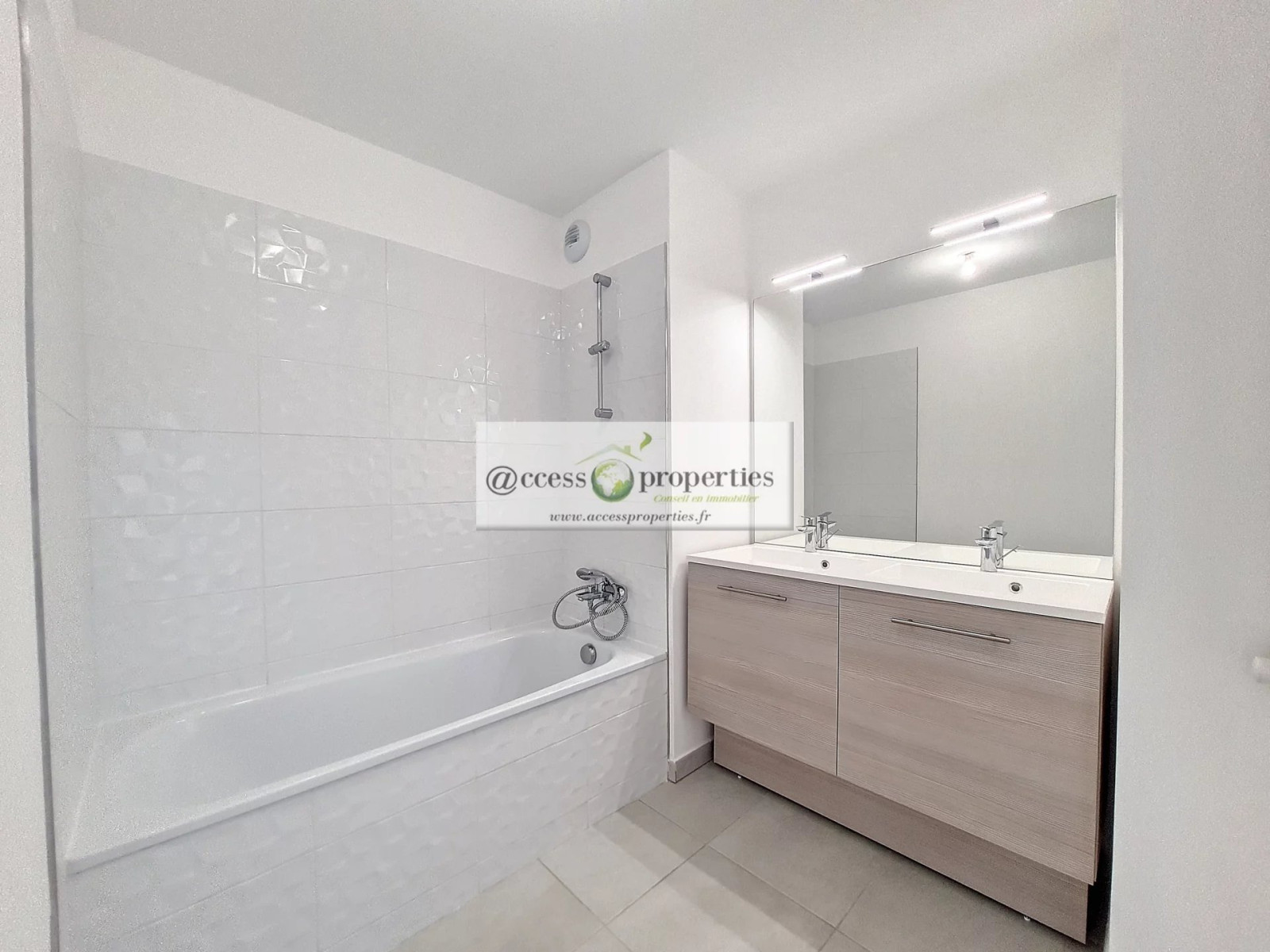 
                                                Location
                                                 EXCLUSIVITE A LOUER appartement 3 pièces vide à l'année avec parking privé