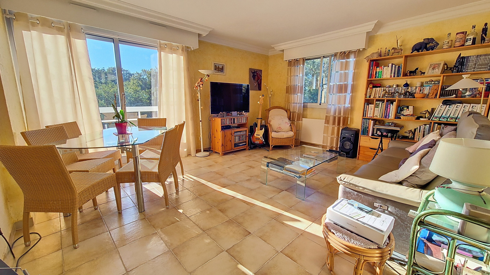 Vente
                                                 EXCLUSIVITE ANTIBES RESIDENTIEL - Appartement T3 traversant en dernier étage, avec terrasse, parking privatif et cave.