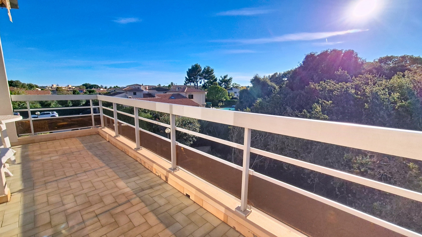 Vente
                                                 EXCLUSIVITE ANTIBES RESIDENTIEL - Appartement T3 traversant en dernier étage, avec terrasse, parking privatif et cave.