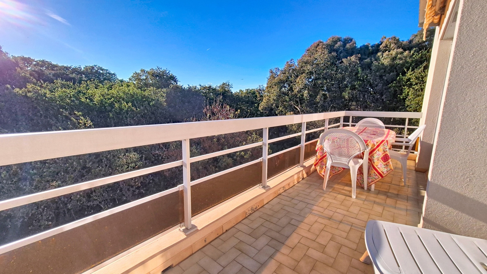 
                                                Vente
                                                 EXCLUSIVITE ANTIBES RESIDENTIEL - Appartement T3 traversant en dernier étage, avec terrasse, parking privatif et cave.