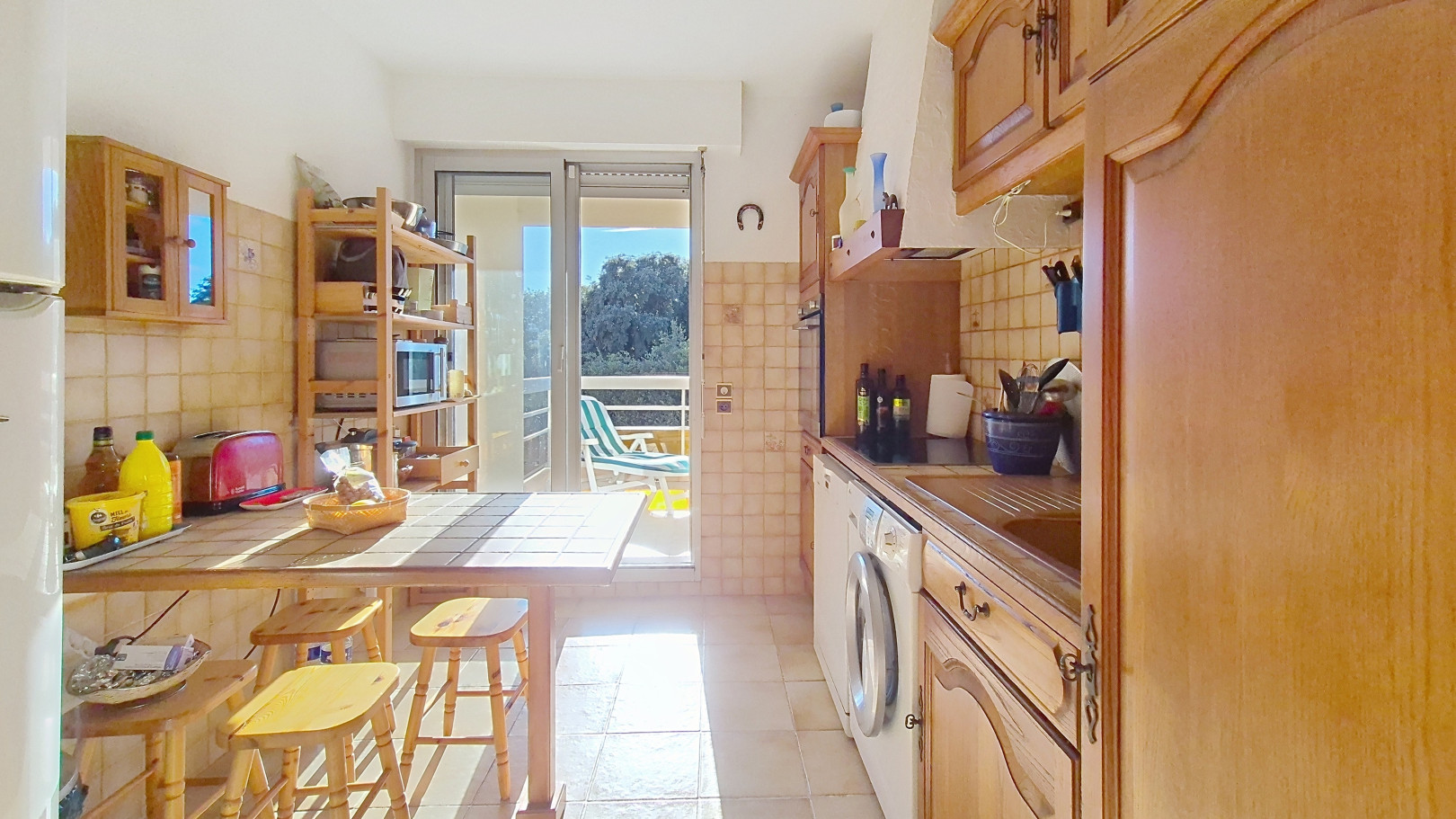 
                                                Vente
                                                 EXCLUSIVITE ANTIBES RESIDENTIEL - Appartement T3 traversant en dernier étage, avec terrasse, parking privatif et cave.