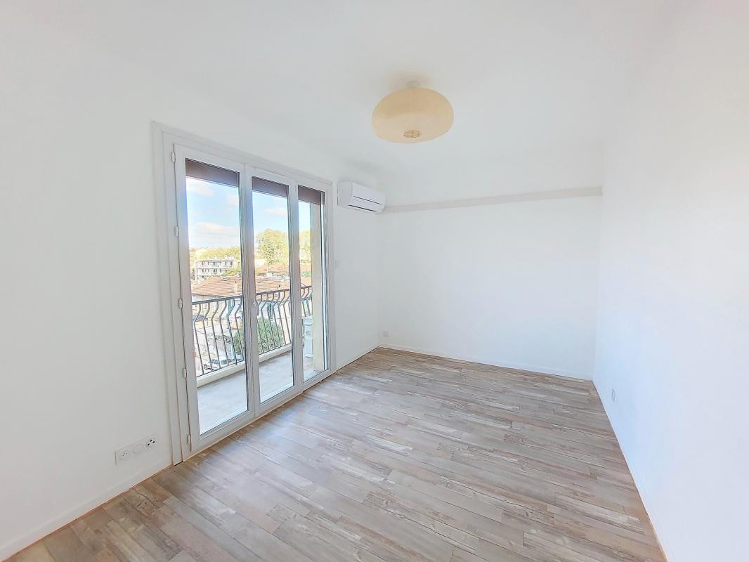 
                                                Vente
                                                 Exclusivité - Avignon extra-muros - appartement 3 pièces - terrasse, cave et parking