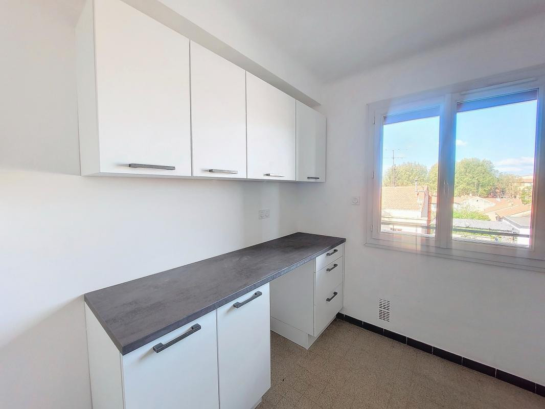 
                                                Vente
                                                 Exclusivité - Avignon extra-muros - appartement 3 pièces - terrasse, cave et parking