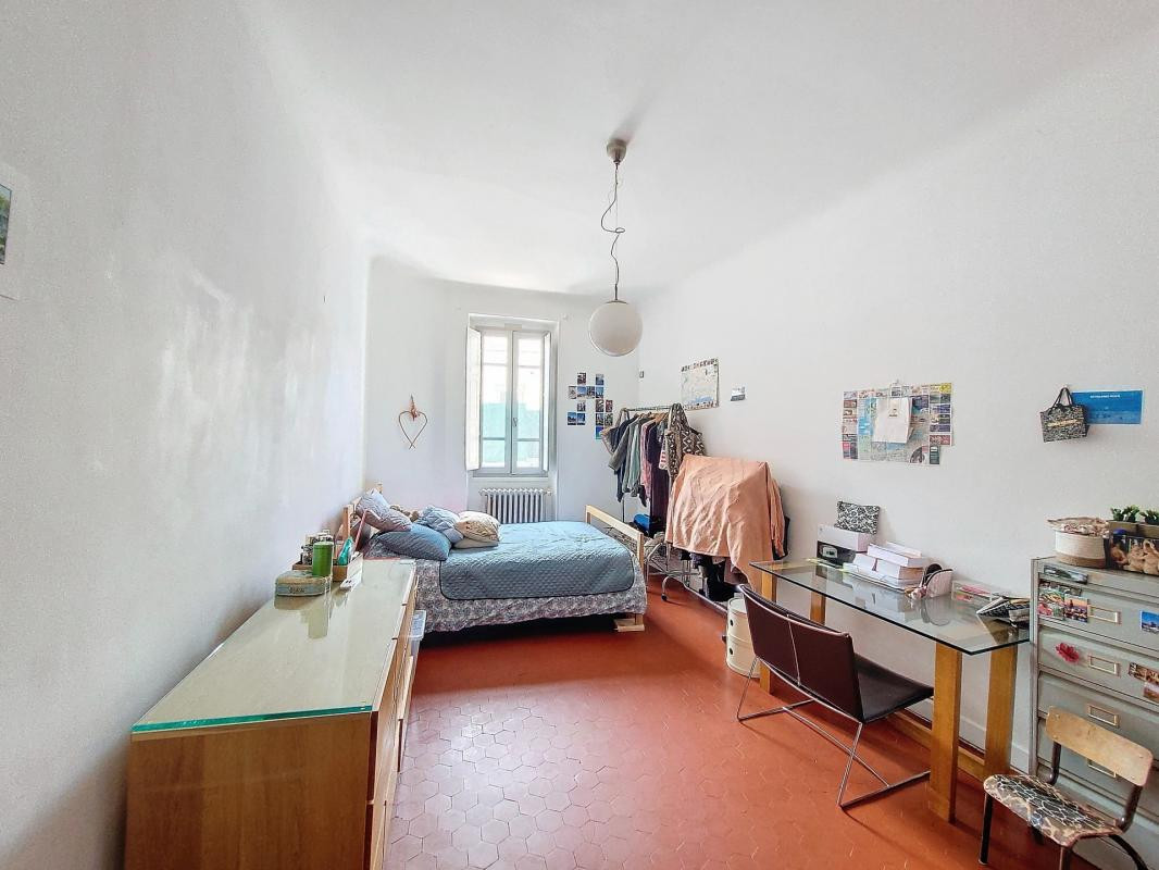 
                                                Vente
                                                 Exclusivité - Avignon Intramuros Zone Piétonne - 6 pièces dont quatre chambres avec place de parking privatif et grande cave