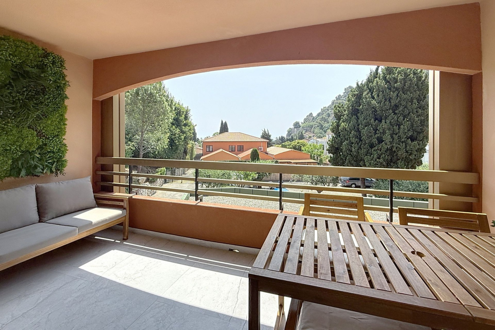 
                                                Vente
                                                 Èze, proche plage – Élégant 2 pièces rénové avec terrasses et vue mer