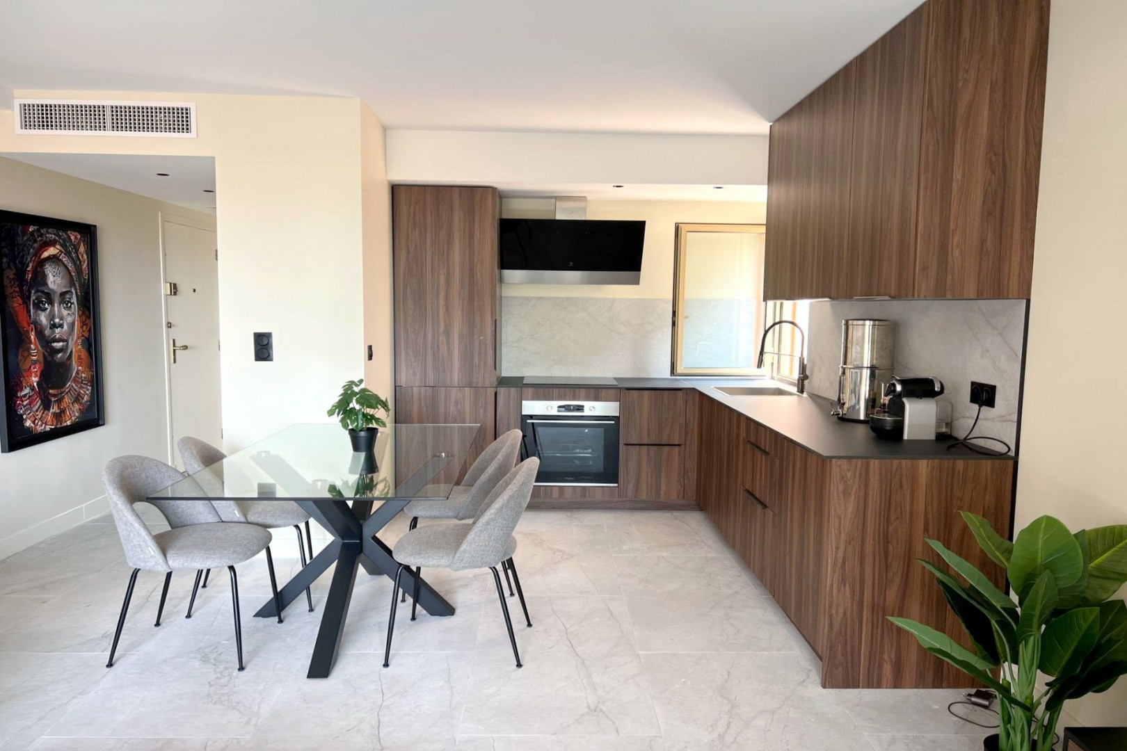 
                                                Vente
                                                 Èze, proche plage – Élégant 2 pièces rénové avec terrasses et vue mer