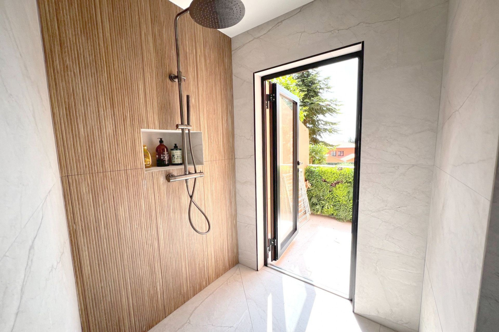 
                                                Vente
                                                 Èze, proche plage – Élégant 2 pièces rénové avec terrasses et vue mer