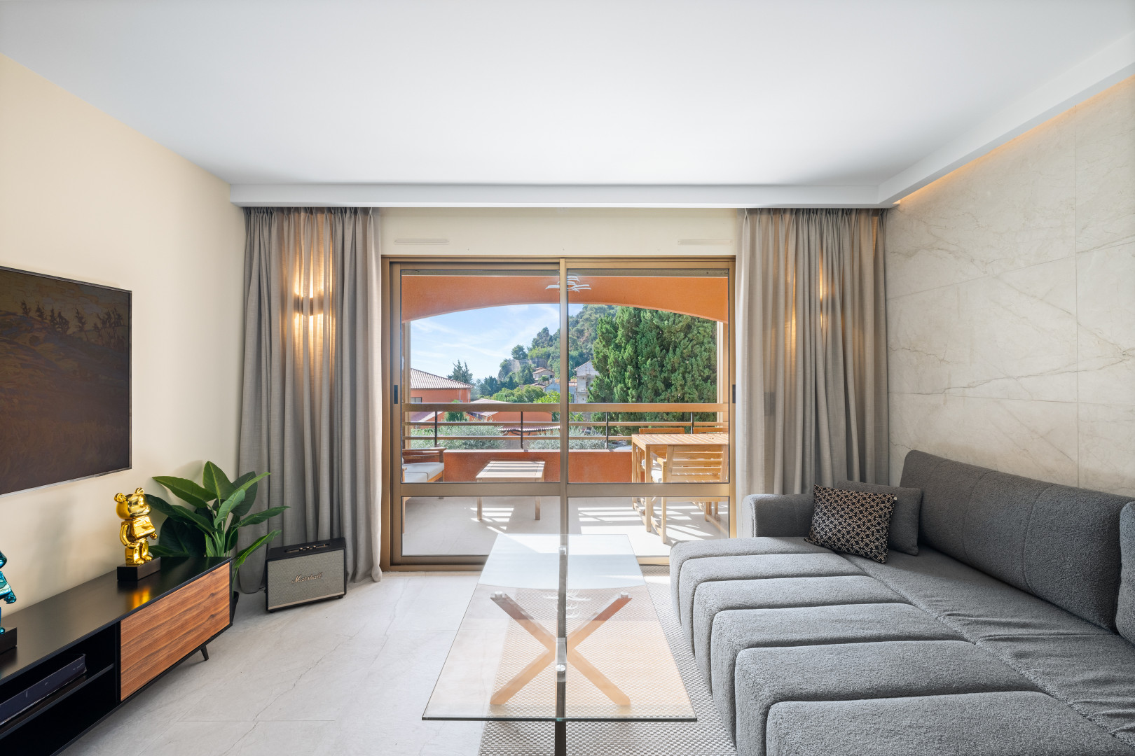 
                                                Vente
                                                 Èze, proche plage – Élégant 2 pièces rénové avec terrasses et vue mer