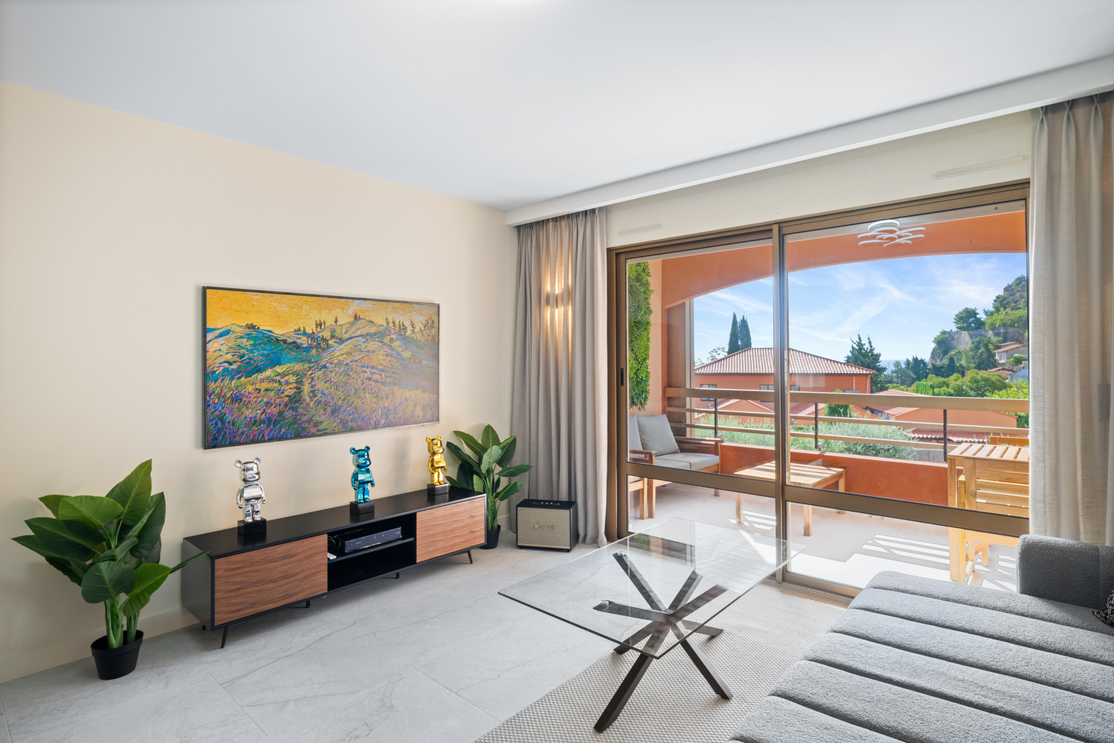 
                                                Vente
                                                 Èze, proche plage – Élégant 2 pièces rénové avec terrasses et vue mer