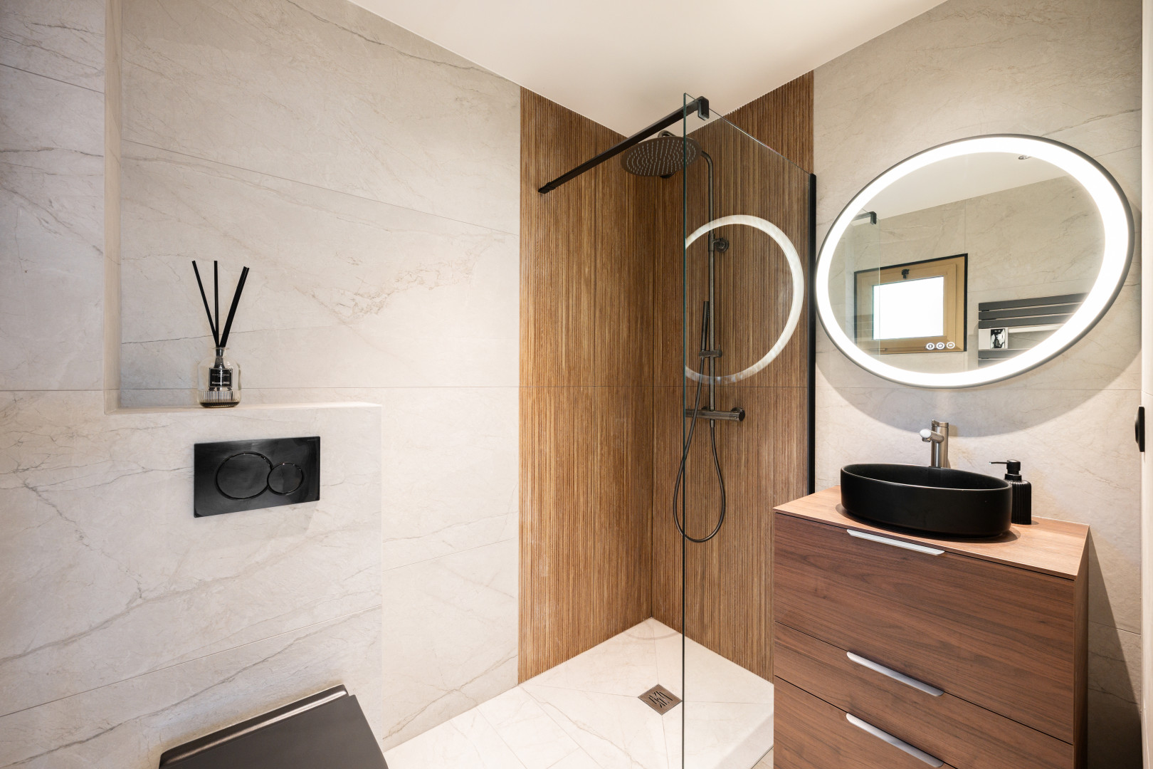 
                                                Vente
                                                 Èze, proche plage – Élégant 2 pièces rénové avec terrasses et vue mer