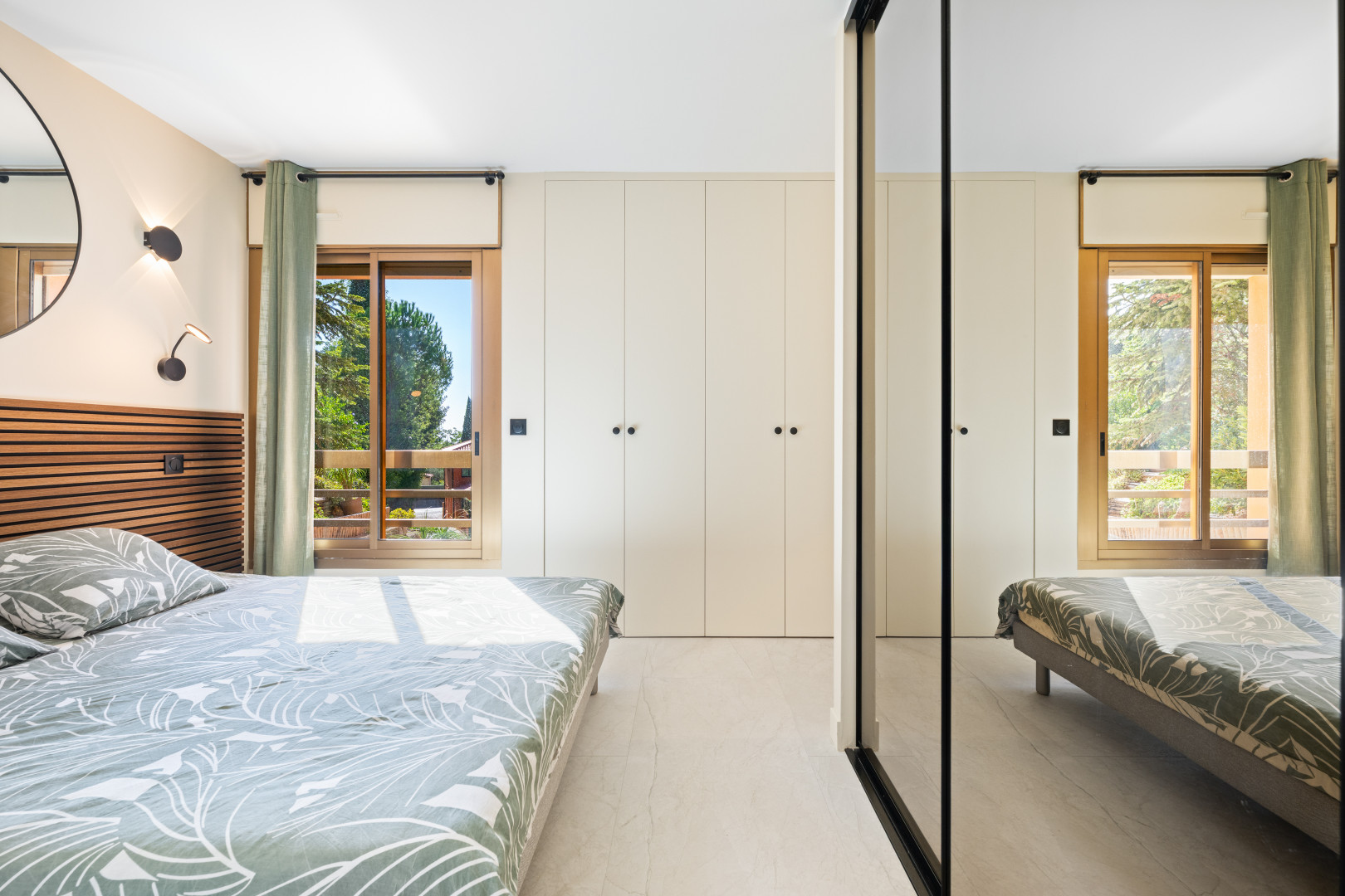 
                                                Vente
                                                 Èze, proche plage – Élégant 2 pièces rénové avec terrasses et vue mer