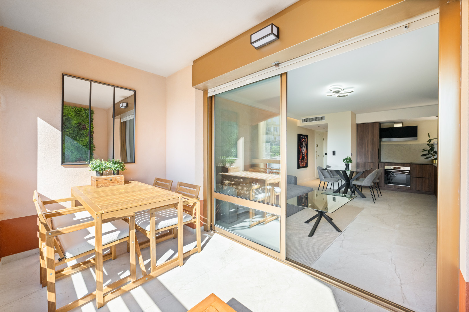 
                                                Vente
                                                 Èze, proche plage – Élégant 2 pièces rénové avec terrasses et vue mer