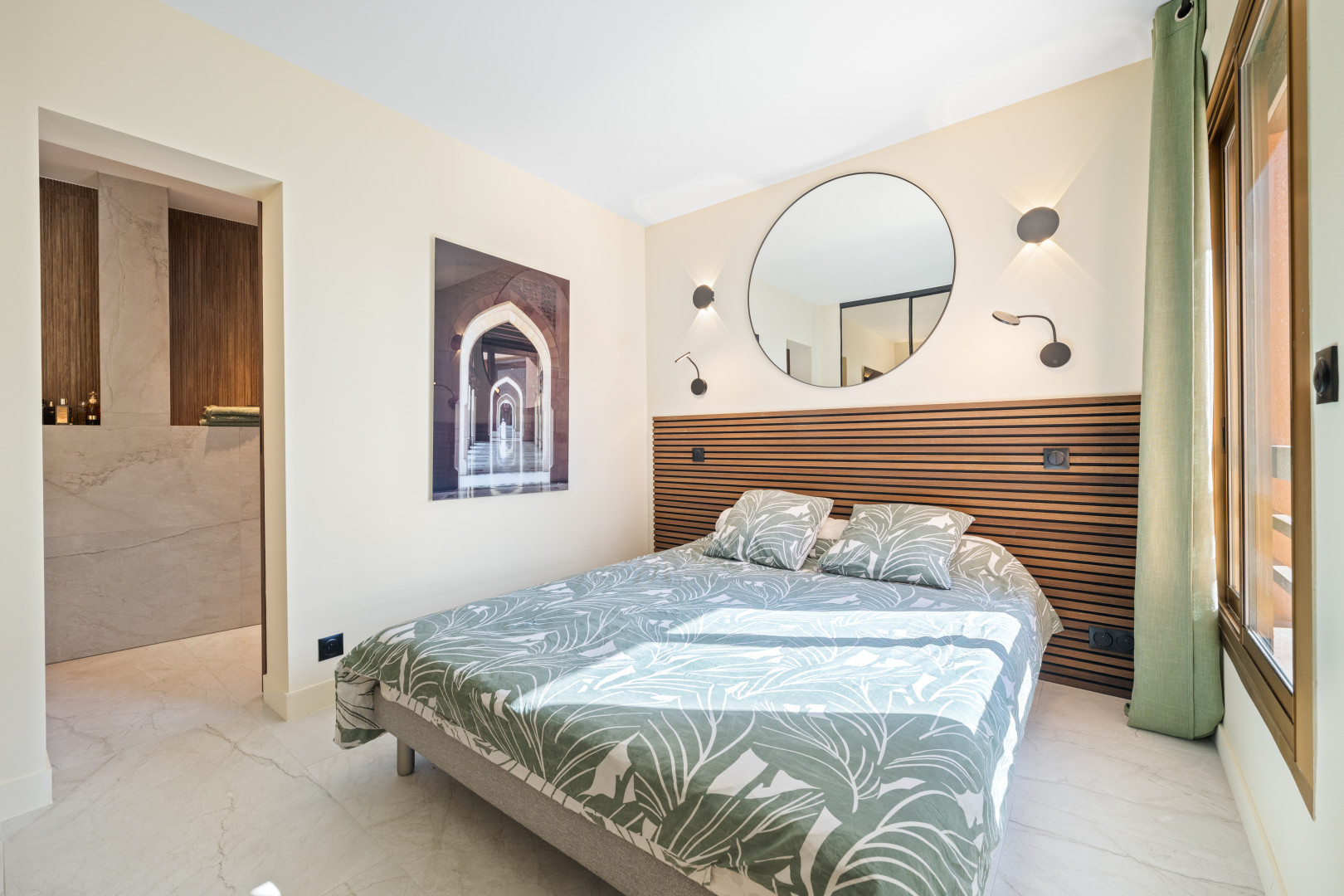 
                                                Vente
                                                 Èze, proche plage – Élégant 2 pièces rénové avec terrasses et vue mer