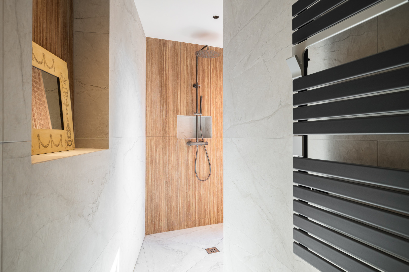 
                                                Vente
                                                 Èze, proche plage – Élégant 2 pièces rénové avec terrasses et vue mer