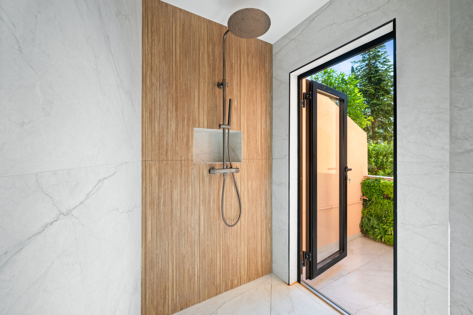 
                                                Vente
                                                 Èze, proche plage – Élégant 2 pièces rénové avec terrasses et vue mer