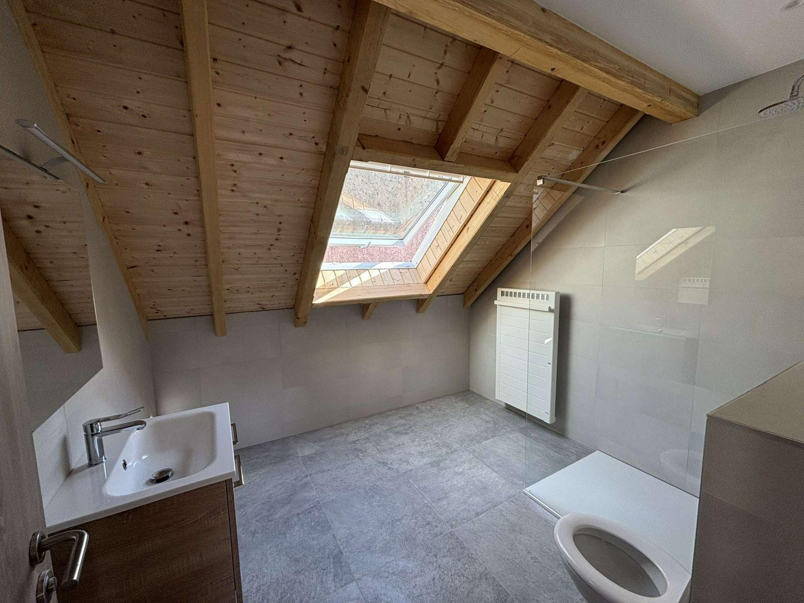 
                                                Location
                                                 F 4 au calme