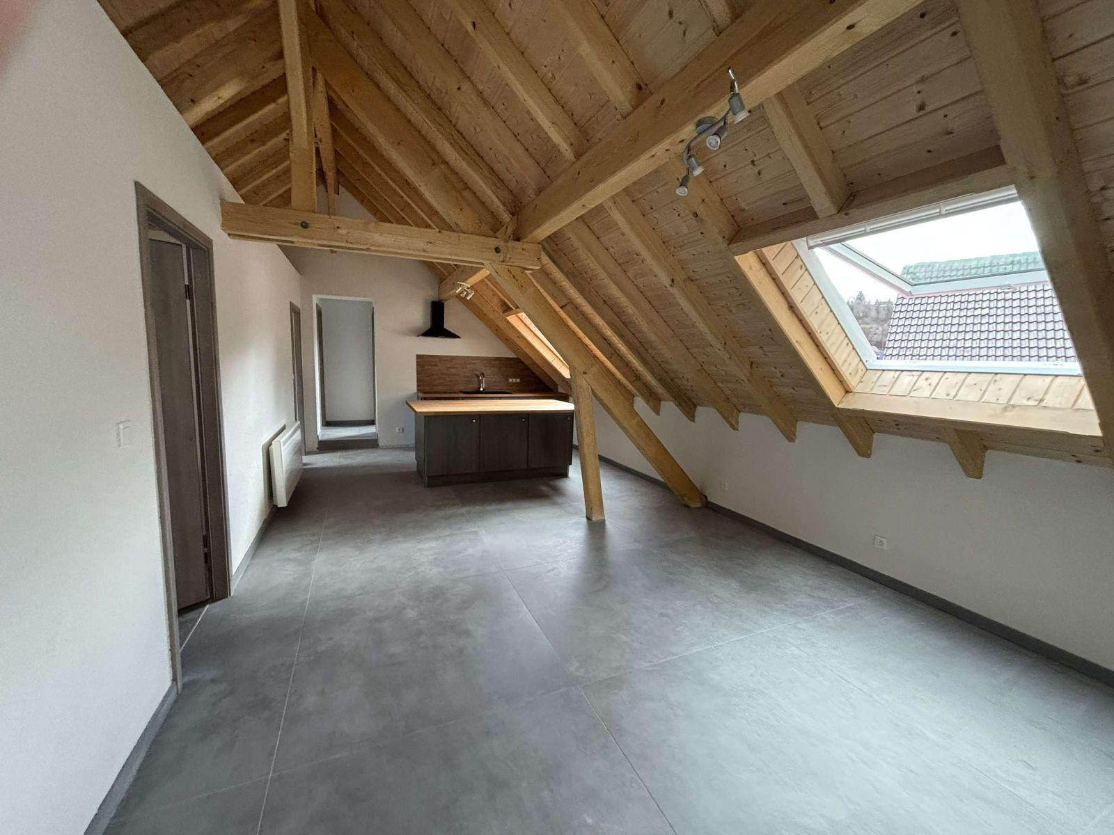 
                                                Location
                                                 F 4 au calme