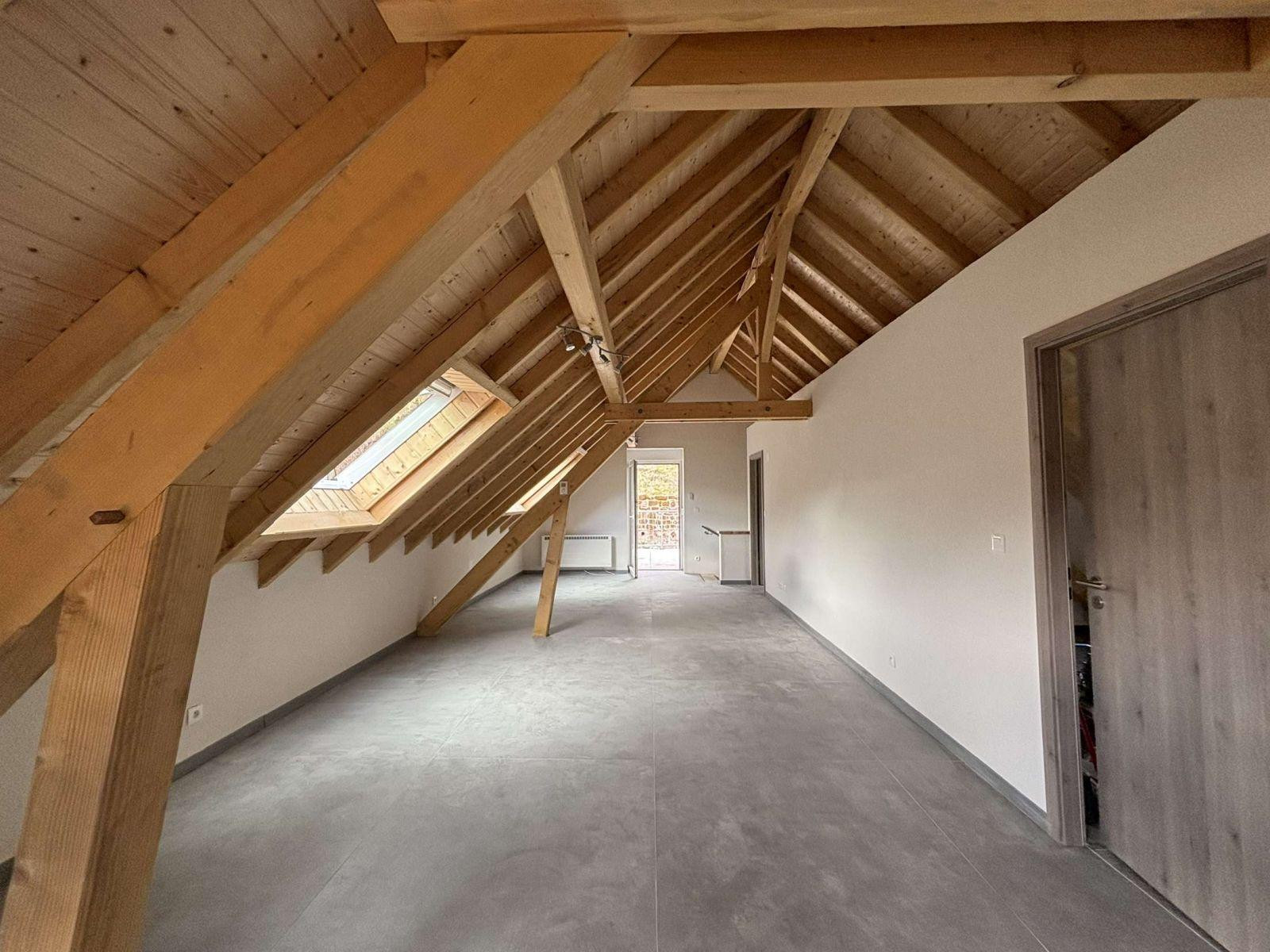 
                                                Location
                                                 F 4 au calme