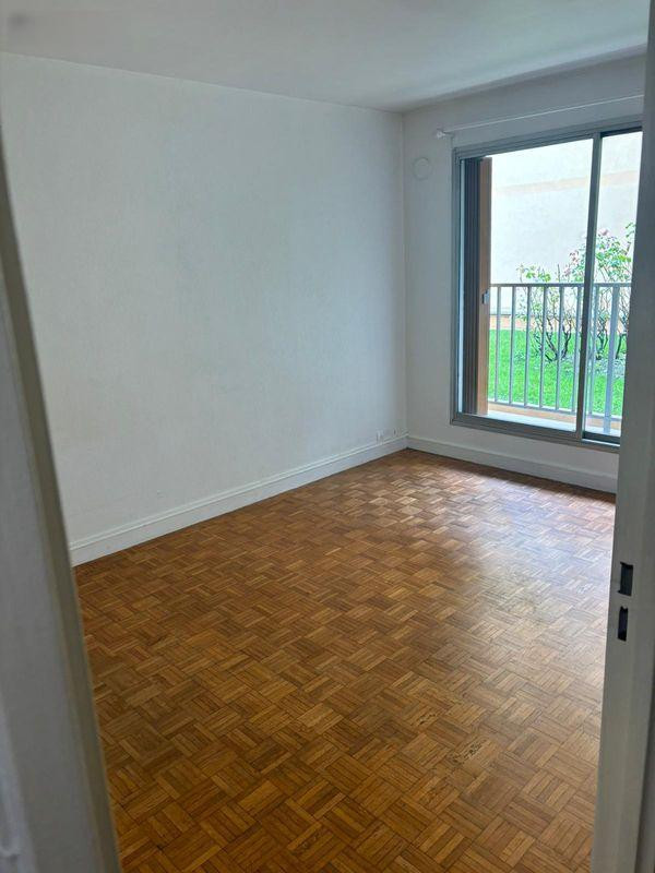 
                                                Location
                                                 F1 25m2 avec parking