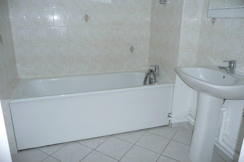 
                                                Location
                                                 F1 avec terrasse.