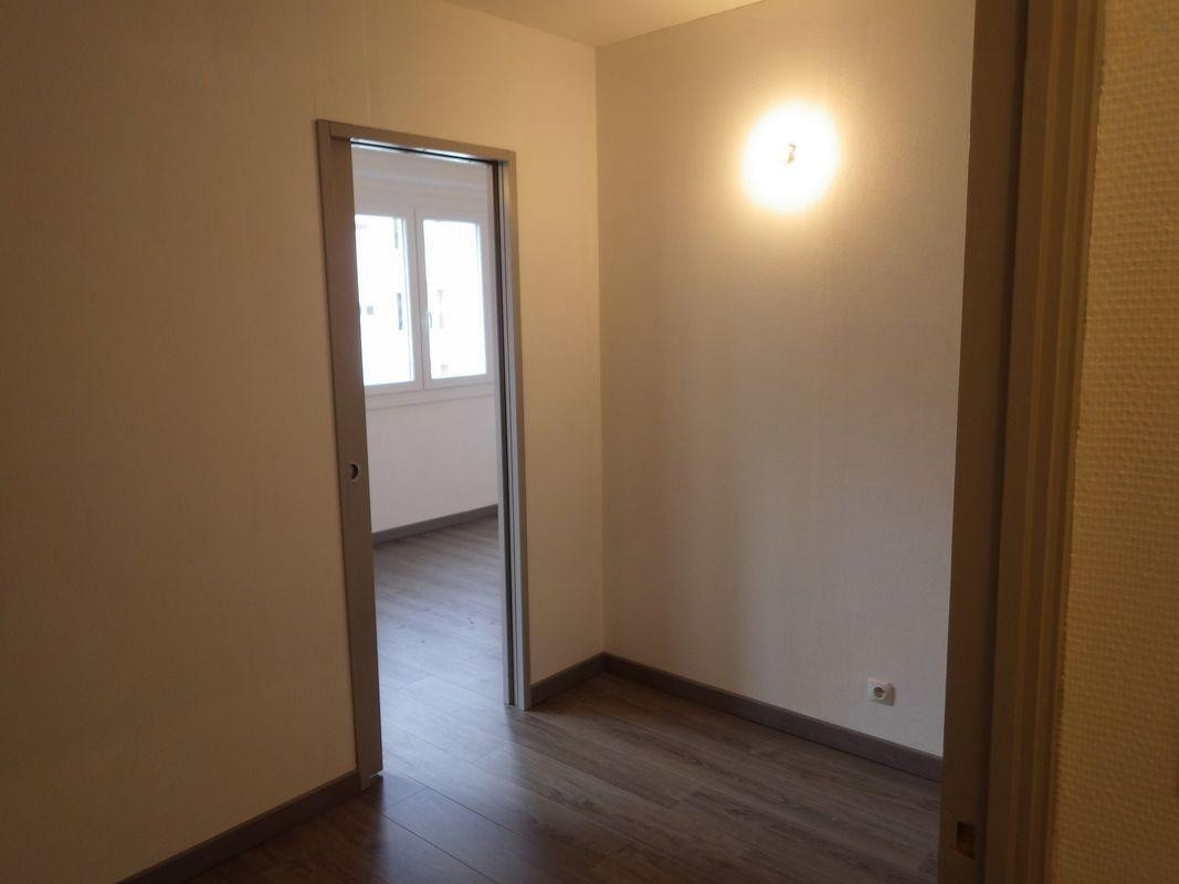 
                                                Location
                                                 F1 Bis bon standing + parking privé + Cave