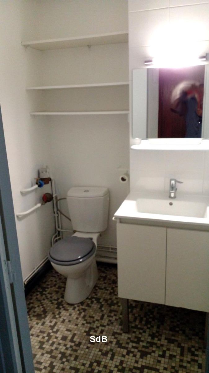 
                                                Location
                                                 F1 calme tous accès transports et commerces